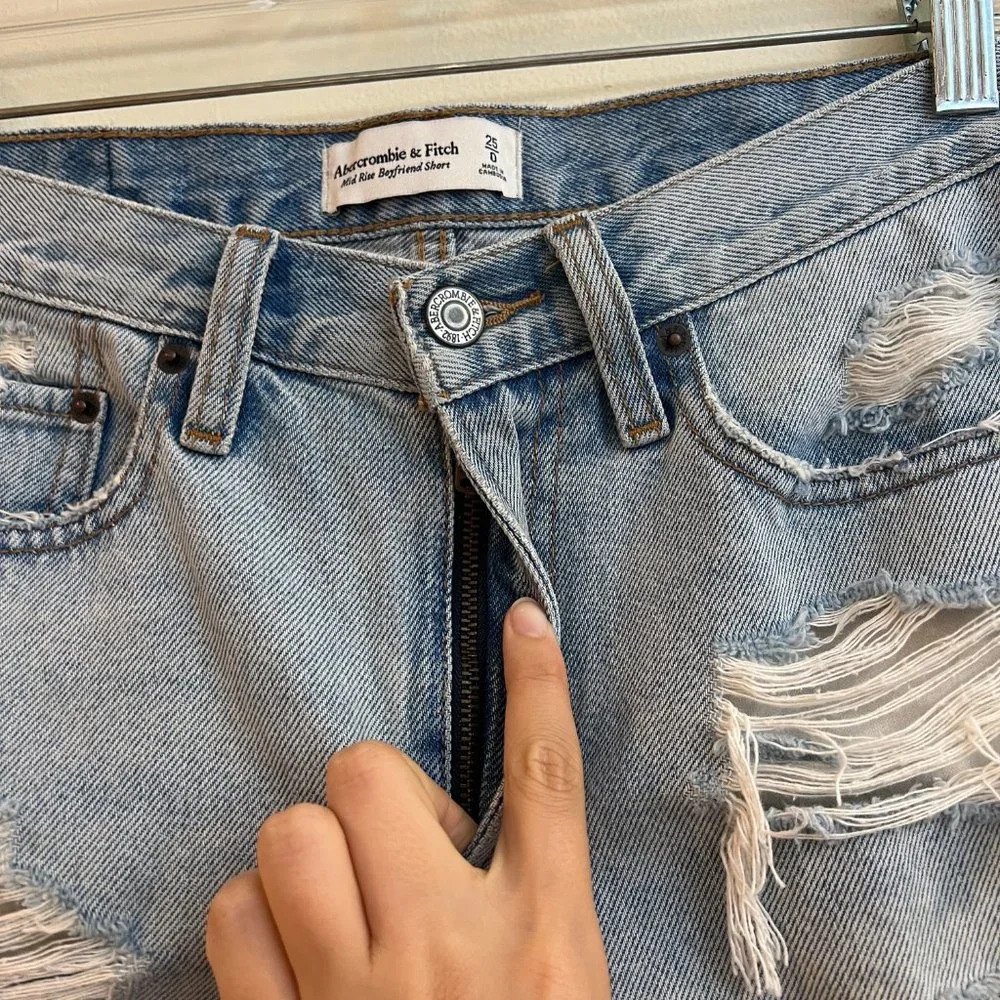 Abercrombie & Fitch Mid Rise Light Wash Boyfriend Distressed Denim Short 25 - Picture 4 of 7